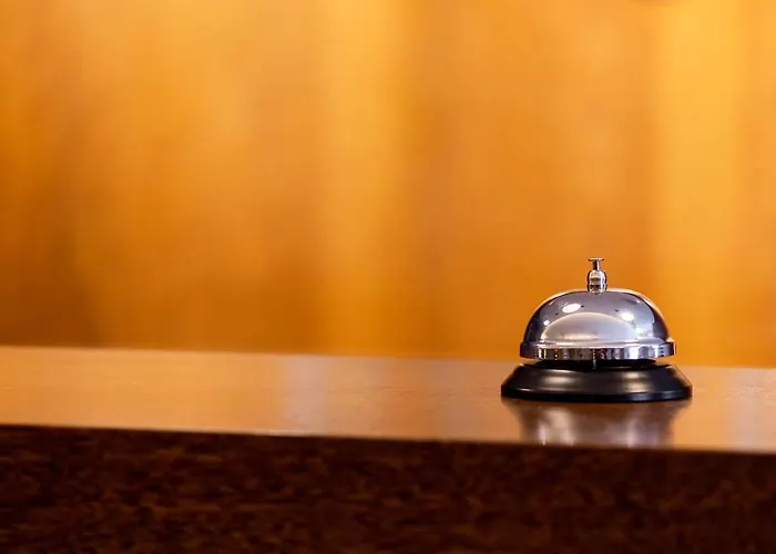 Empire Marques فندق 3*